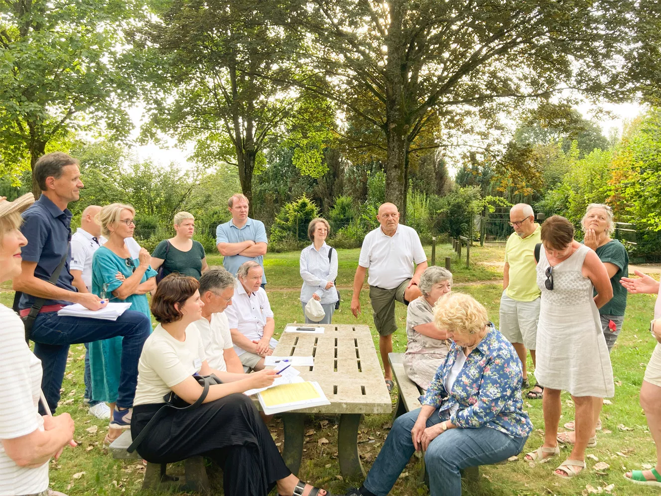 Bürger:innen treffen sich zum Stadtspaziergang
